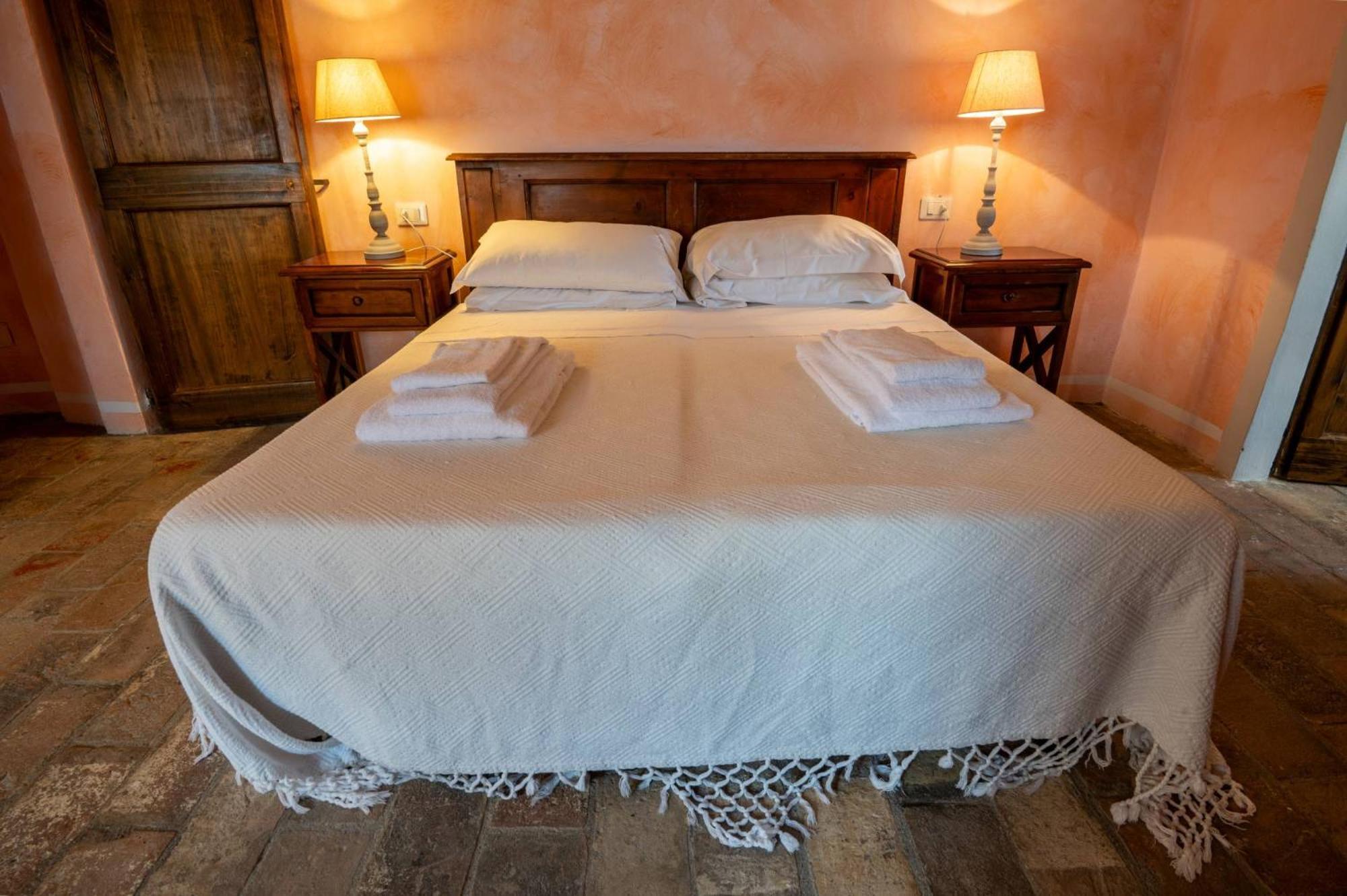 Castello Valenzino Bed & Breakfast Antognola Exterior photo