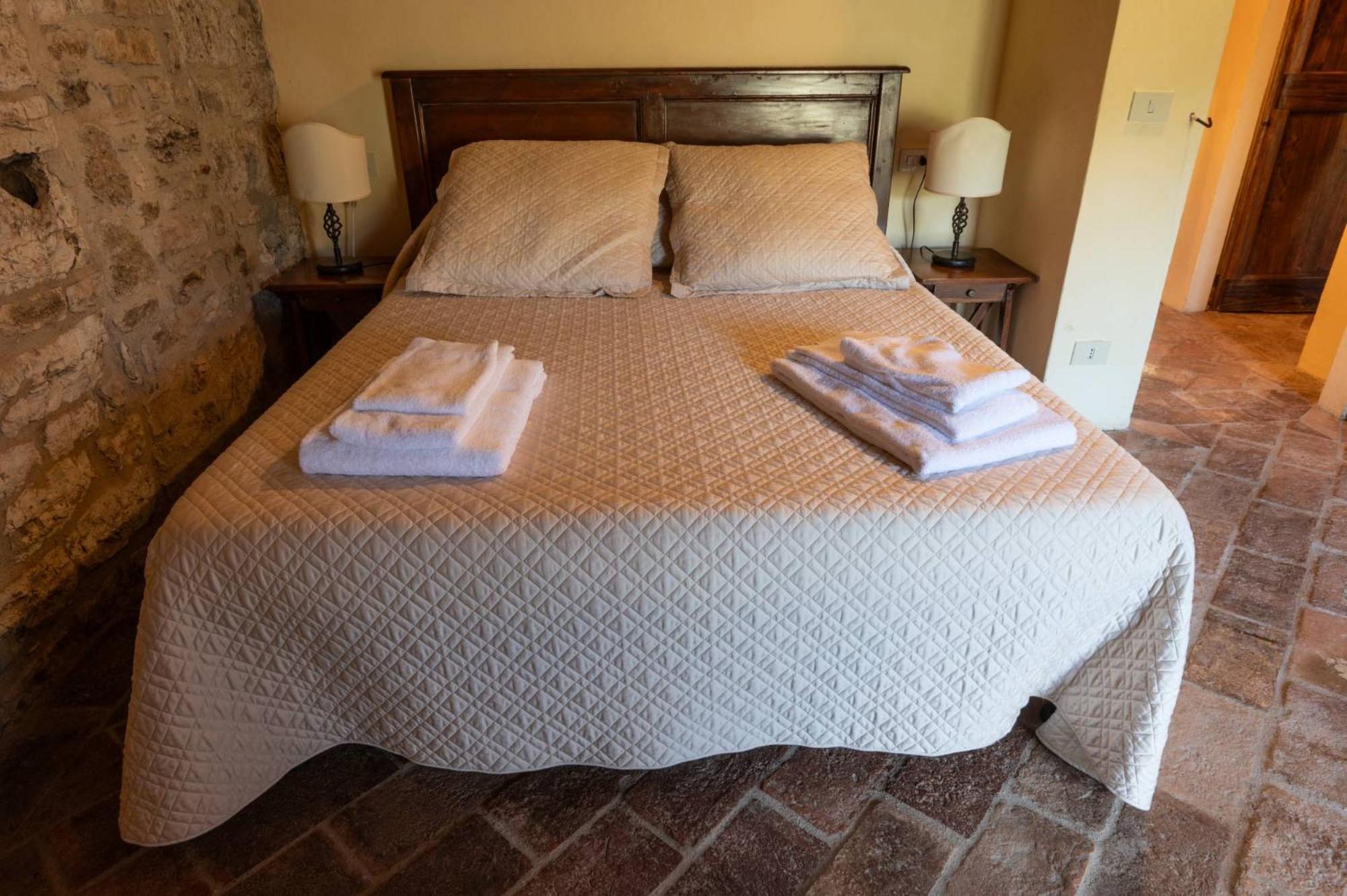 Castello Valenzino Bed & Breakfast Antognola Exterior photo
