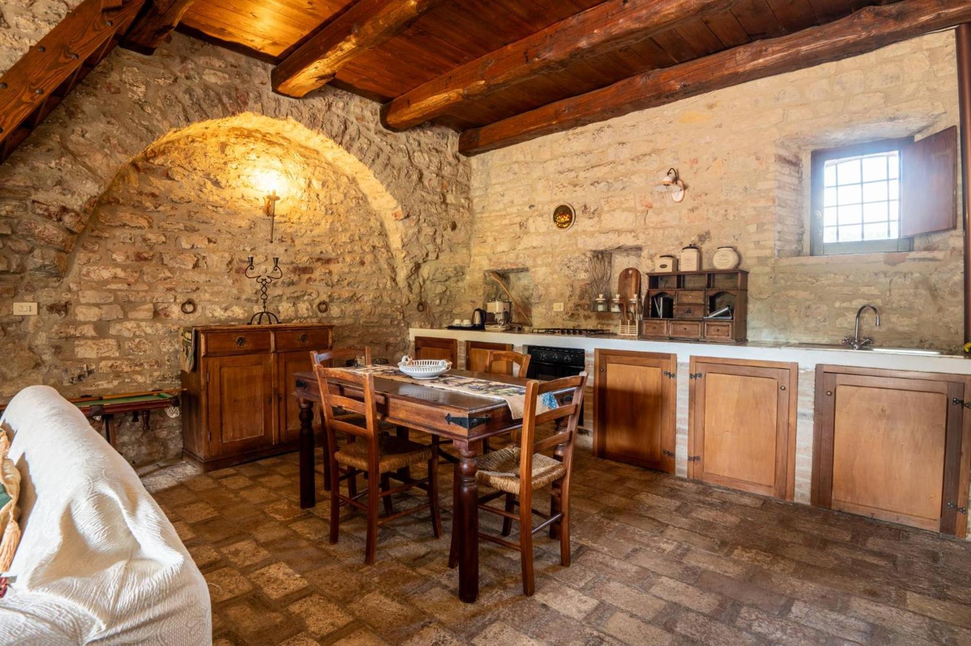 Castello Valenzino Bed & Breakfast Antognola Exterior photo